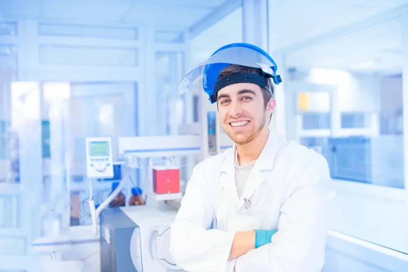 Врач-специалист по радиойодтерапии в защитном снаряжении в лаборатории.