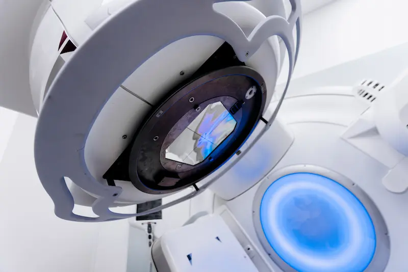 Брахитерапия в Турции: крупный план современного оборудования для лучевой терапии в клинике.